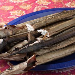 Vietējās uzkodas - svaigi kūpinātas zivis no autentiskiem Kihnu zvejniekiem