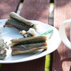 Vietējās uzkodas - svaigi kūpinātas zivis no autentiskiem Kihnu zvejniekiem